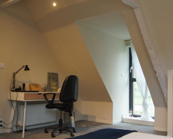 coin bureau, chambre sous rampant, peinture poutre blanche, murs peinture blanc cassé